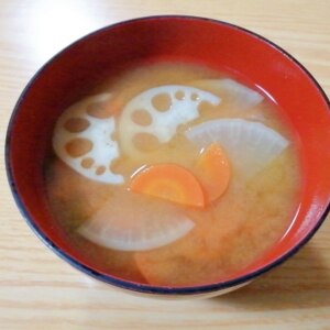 根菜（蓮根、大根、人参）の味噌汁